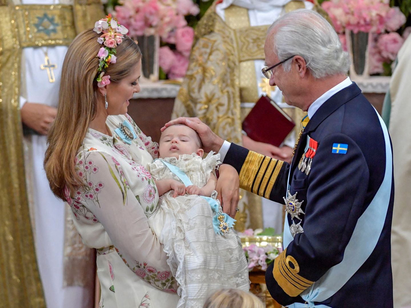 La princesa Magdalena y el rey Gustavo,  en el bautizo de Adriana. (Reuters)