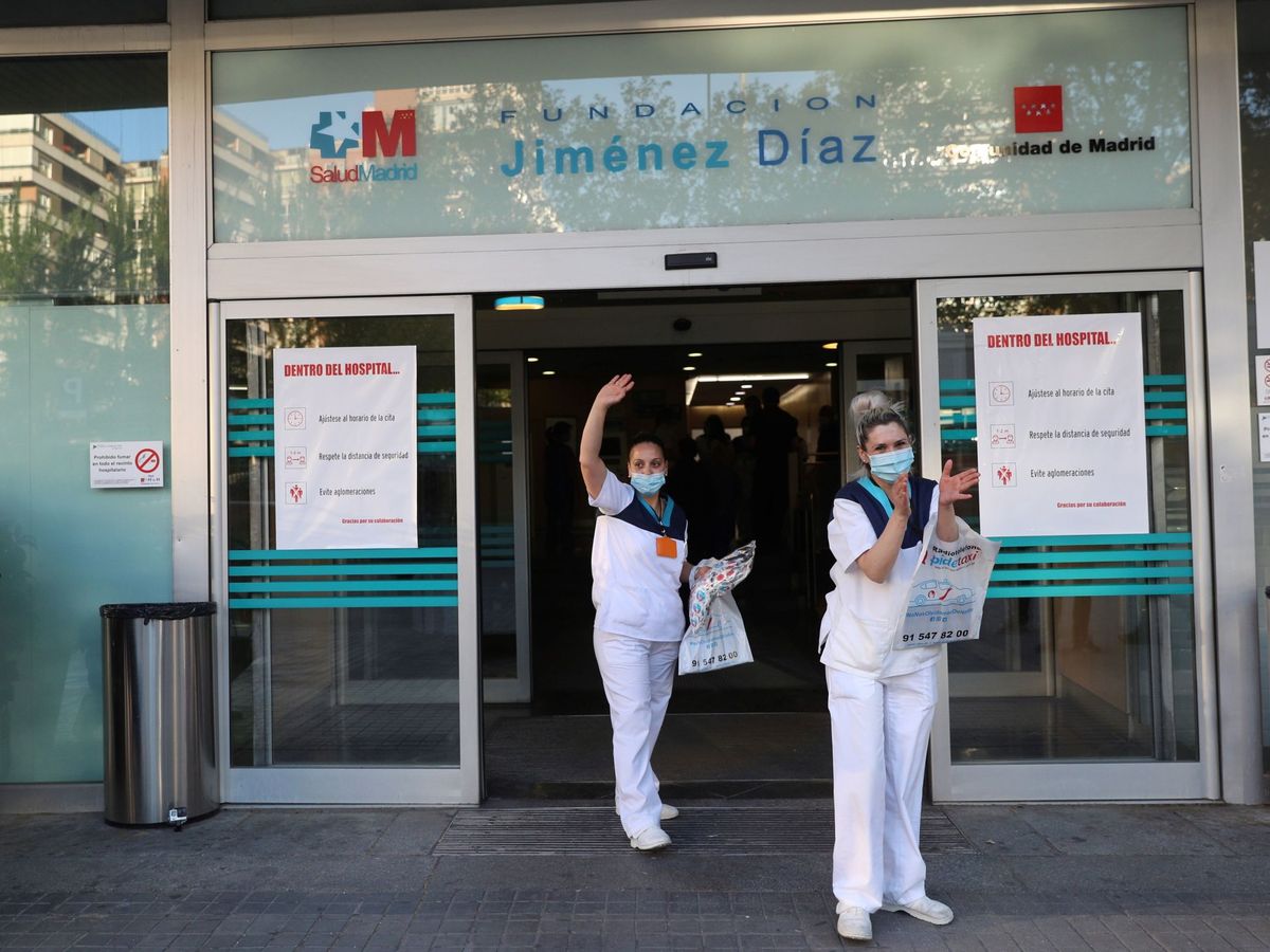 Foto: Personal sanitario de la Fundación Jiménez Díaz, durante la pandemia en 2020. (EFE/Rodrigo Jiménez)