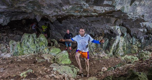 Foto: Varios participantes en la Kobaz Koba Trail transitan por una de las cuevas incluidas en el recorrido, con el primer corredor con calzado minimalista.