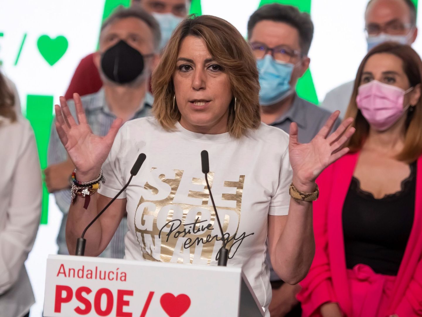 Susana Díaz atiende a los medios de comunicación en la sede del PSOE-A. (EFE)