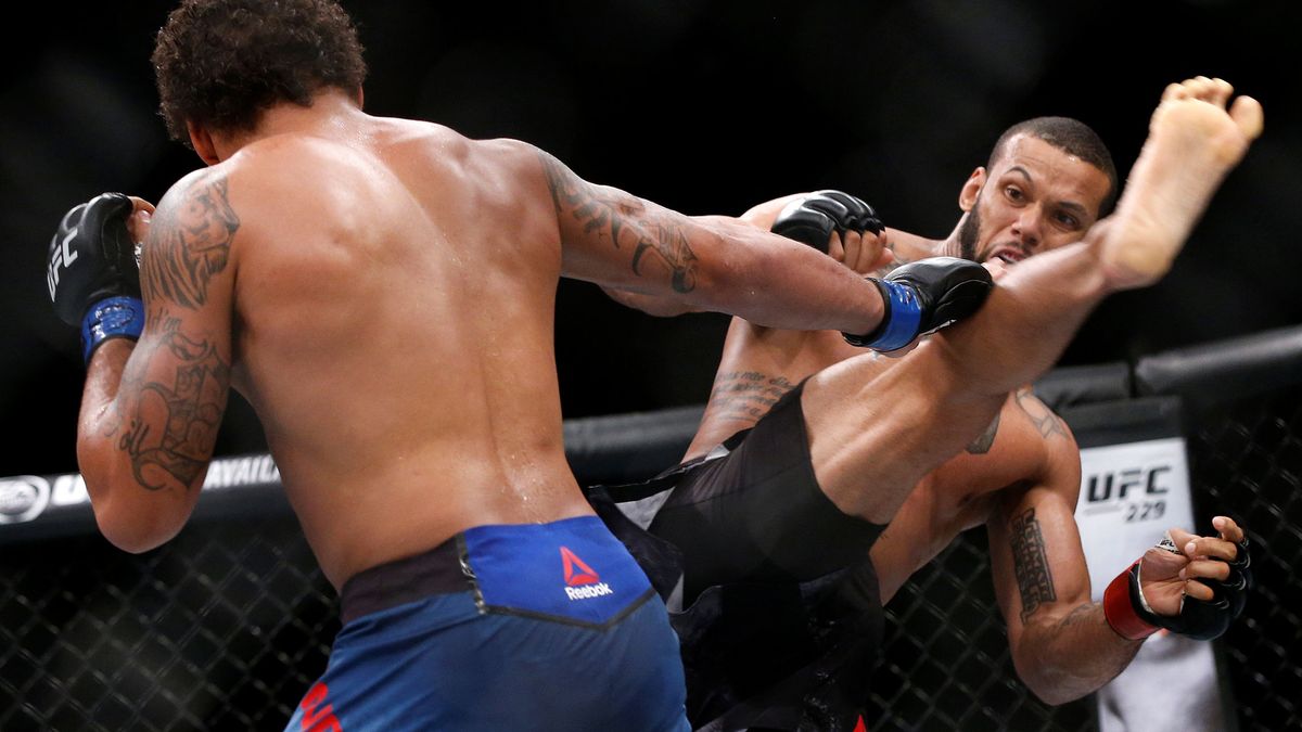 La espectacular rodilla voladora, el KO de la noche en UFC Sao Paulo