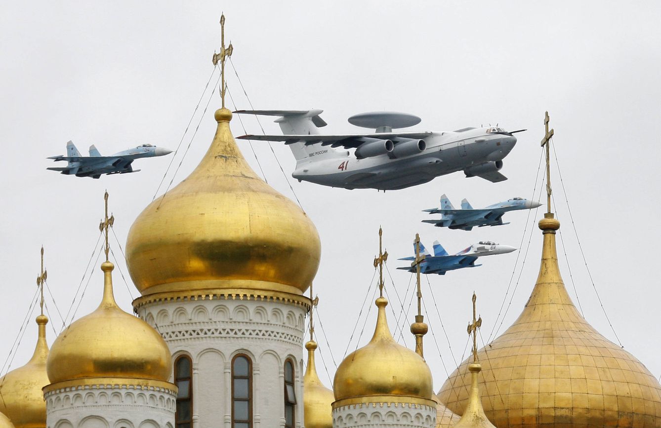 Aviones de combate sobrevolando la Plaza Roja de Moscú. (Foto: Reuters)