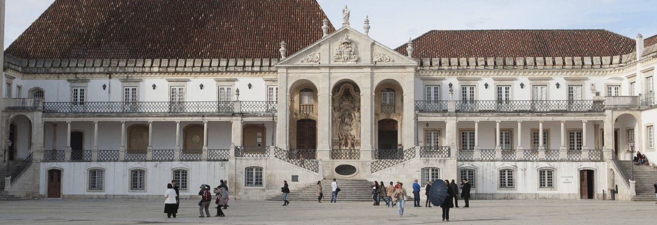 Fachada principal de la Universidad de Coímbra, en Portugal.