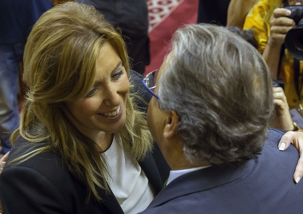 Foto: La candidata socialista a la presidencia de la Junta, Susana Díaz (i), es felicitada por Juan Ignacio Zoido. (EFE)