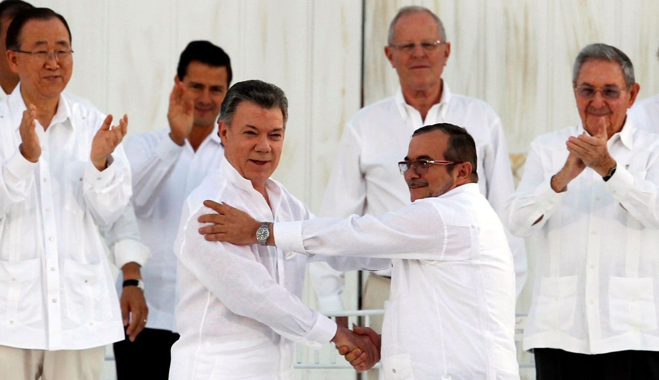 Juan Manuel Santos y Rodrigo Londono  tras firmar el acuerdo. (Reuters)