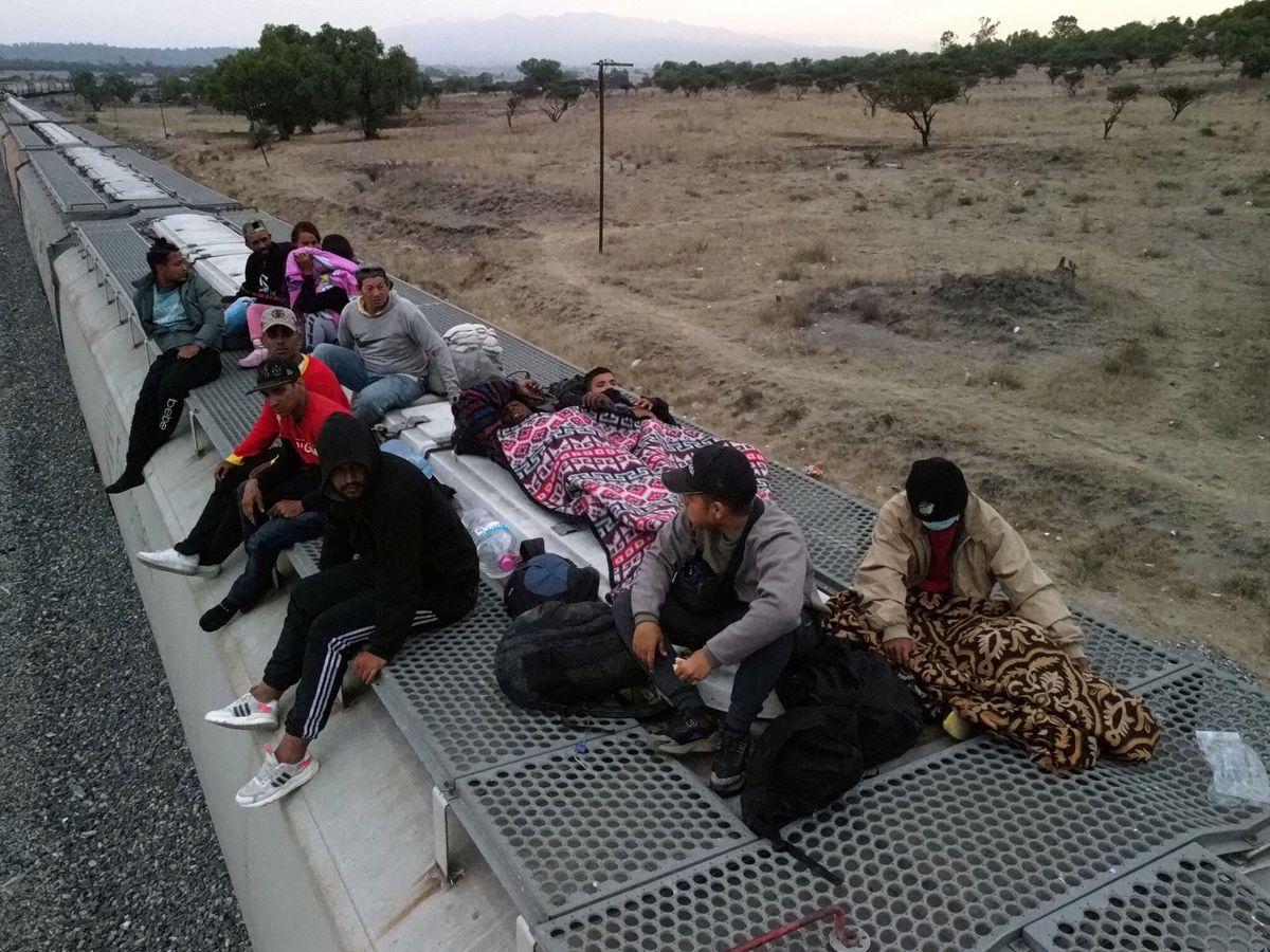 Foto: Migrantes en la Bestia, camino a Estados Unidos, en abril de 2023. (Gustavo Graf/Reuters) 