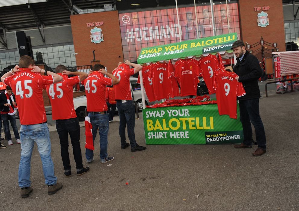 Foto: Aficionados del Liverpool entregan sus camisetas de Balotelli (Paddy Power).