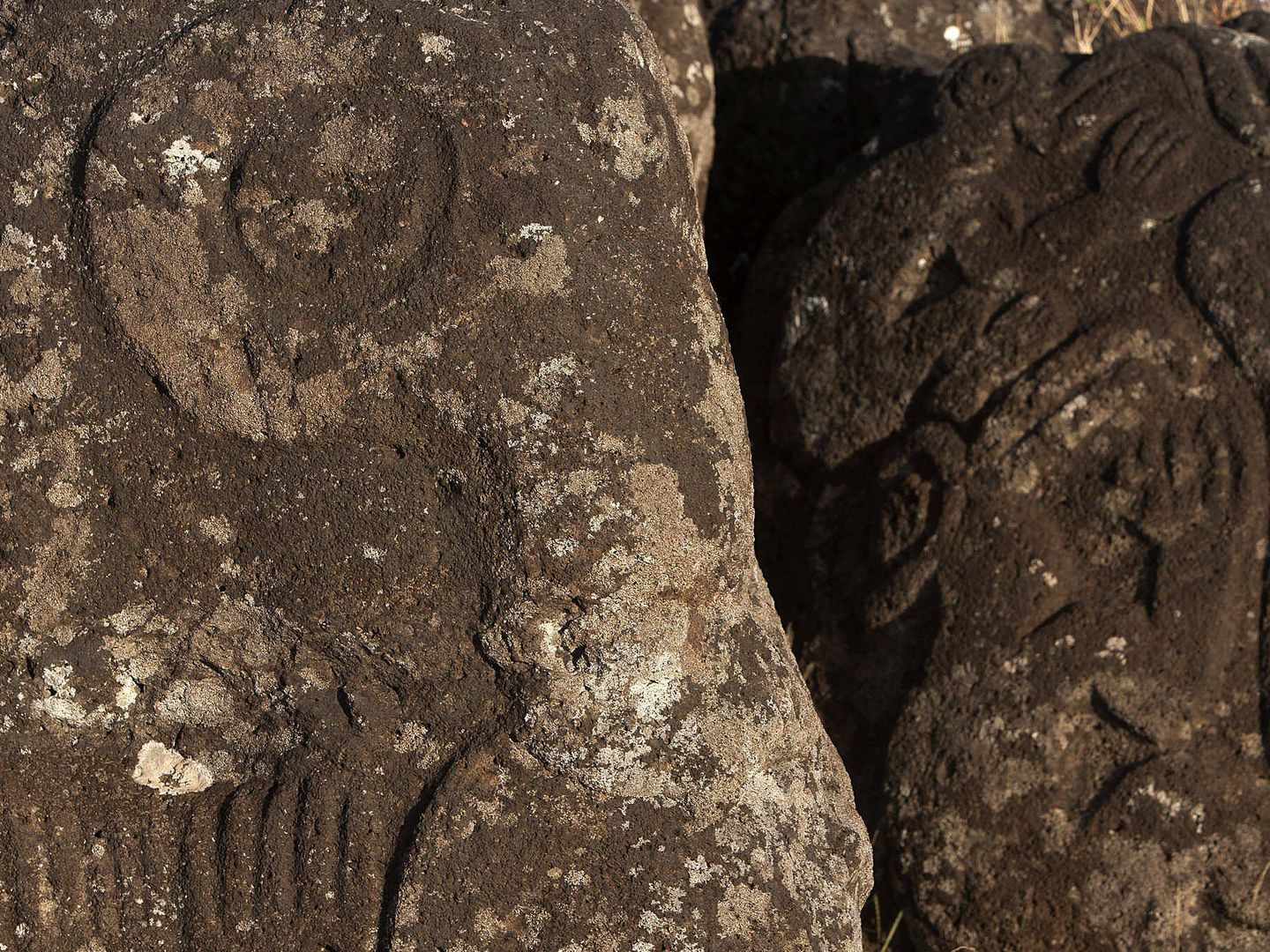 Petroglifos en Orongo hoy, en la Isla de Pacua. (EFE)