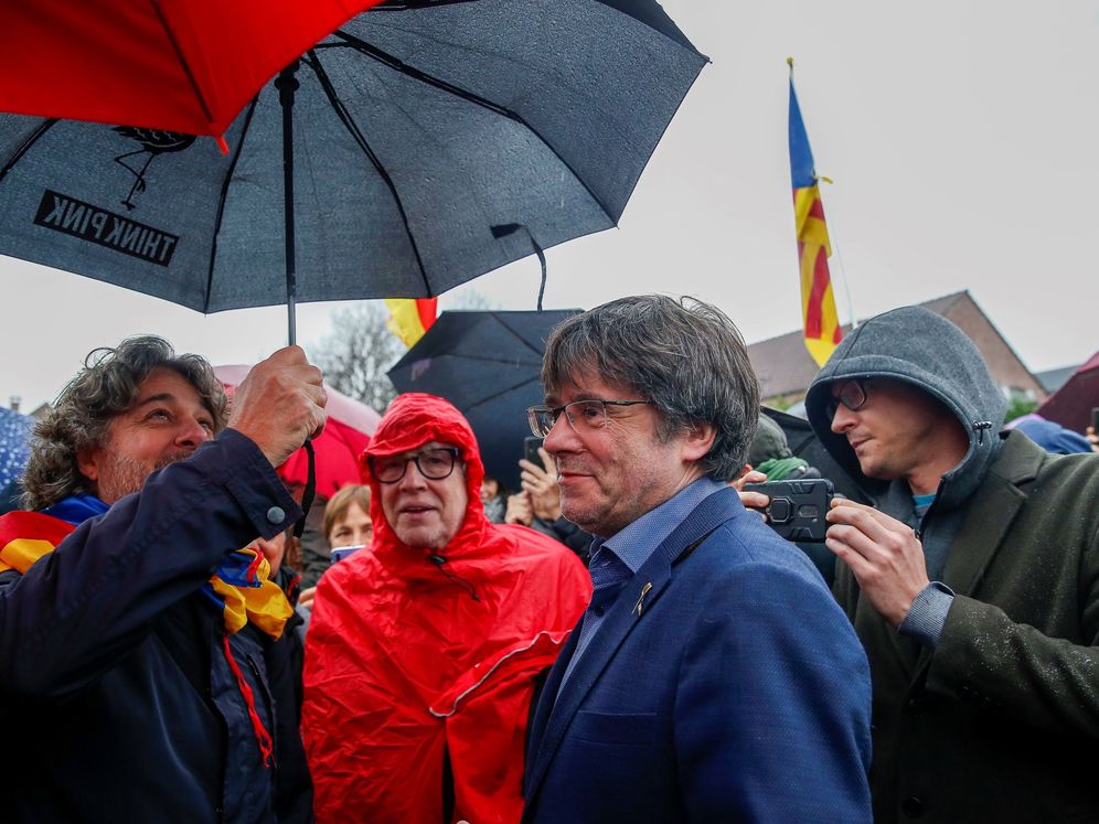 Foto: El expresidente de la Generalitat de Cataluña Carles Puigdemont participa en un acto de protesta en Waterloo. (EFE)