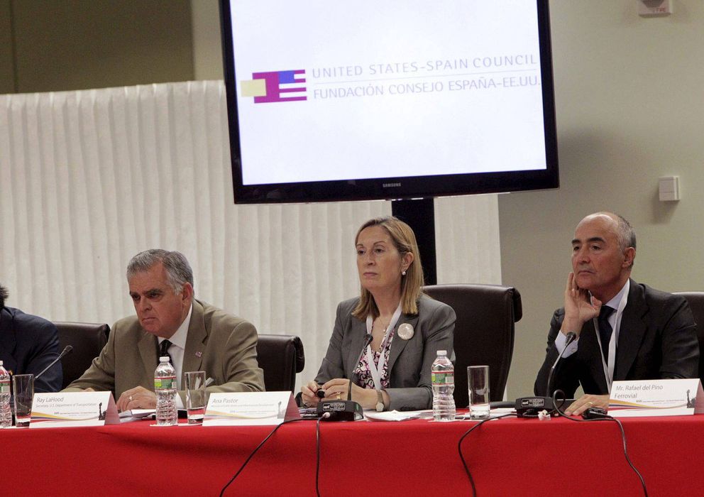Foto: Ana Pastor, junto a Rafael del Pino, presidente ejecutivo de Ferrovial. (Efe)