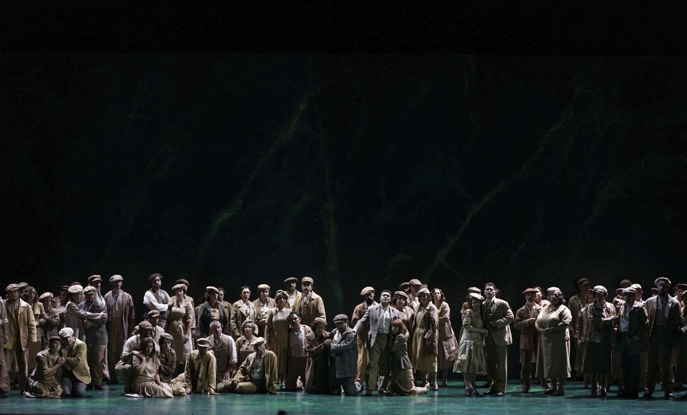 El coro del Teatro Real interpreta el ‘Va pensiero’ en el estreno el pasado julio de 'Nabucco', de Giuseppe Verdi. (EFE)