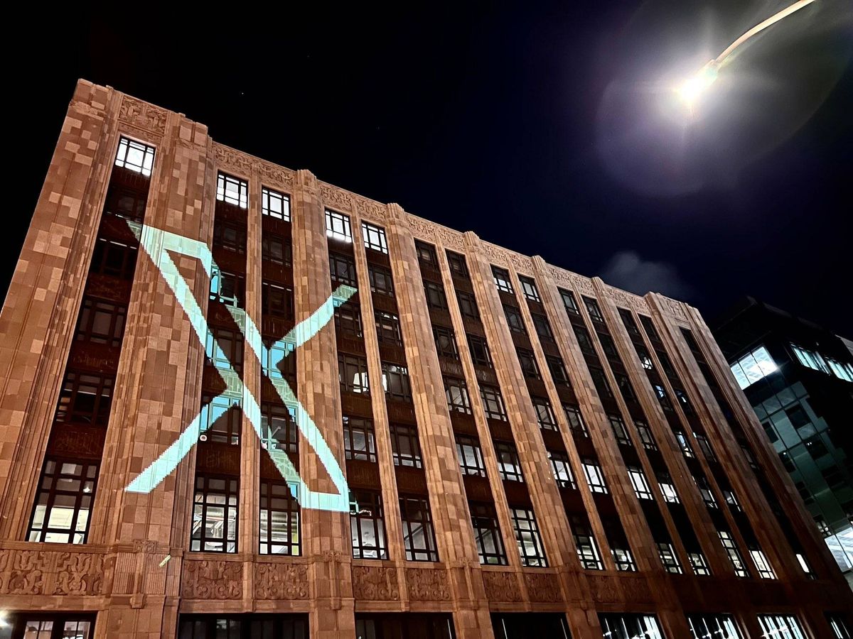 Foto: El nuevo logo de Twitter, que pasa a llamarse X, proyectado en la sede de la compañía (Twitter/@lindayacc)