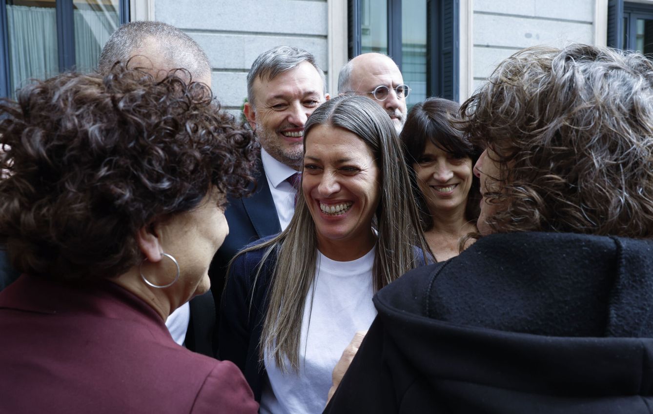 Miriam Nogueras (c) celebra con las diputadas de ERC Pilar Vallugera (i) y Teresa Jordá (d) la aprobación de la ley de amnistía, en el Congreso. (EFE/Zipi) 