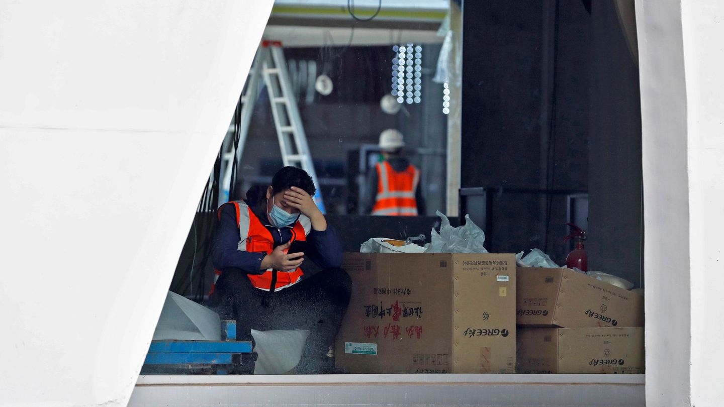 Un trabajador descansa en el interior de la Fira de Barcelona donde las empresas que participaban en el Mobile World Congress (MWC) comenzaron a recoger después de la cancelación. (EFE)