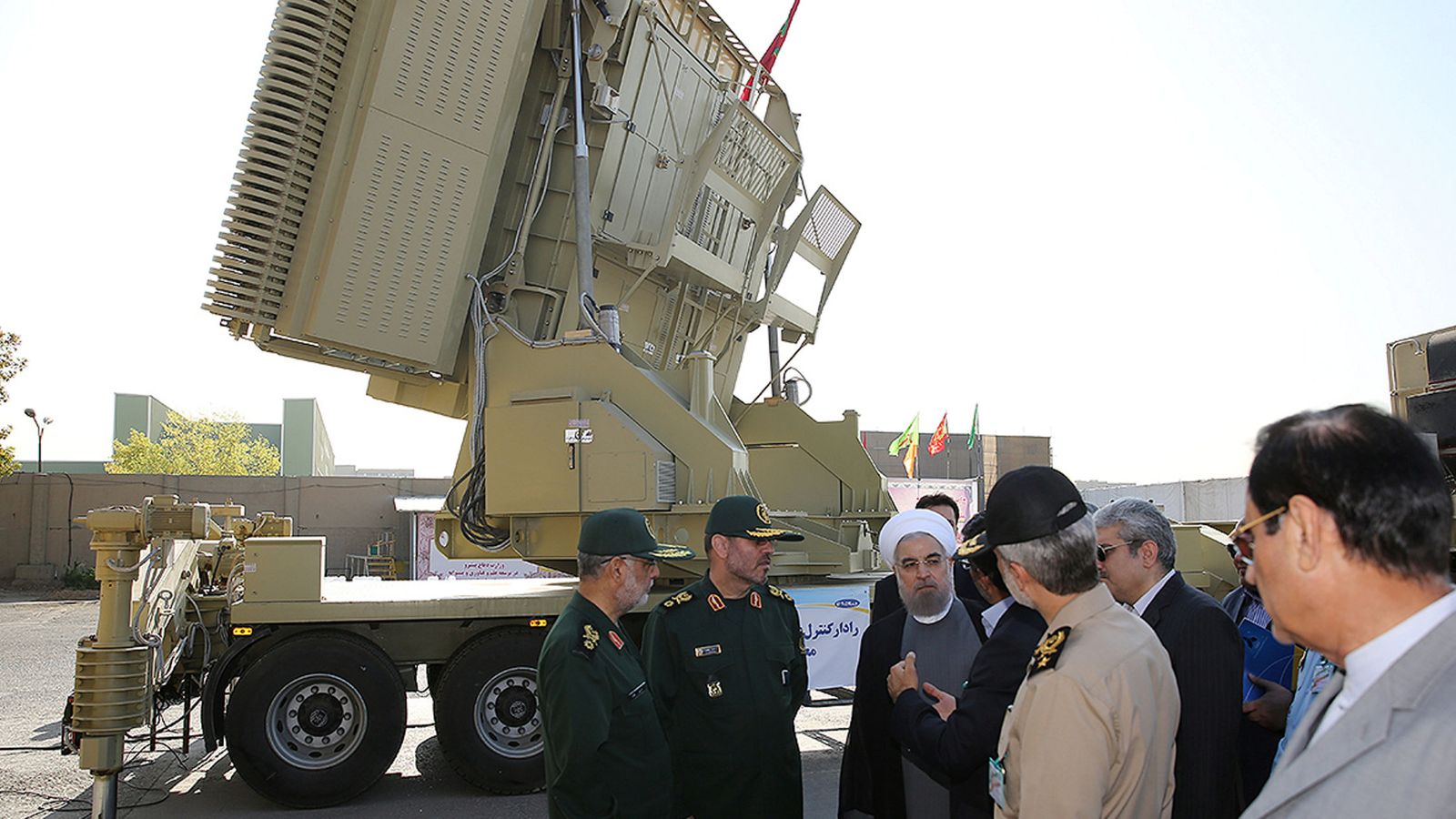 Foto: El presidente iraní Hassan Rohaní y el ministro de Defensa Hossein Dehghan frente a un sistema antimisiles Bavar-373 en Teherán, en agosto de 2016 (Reuters)