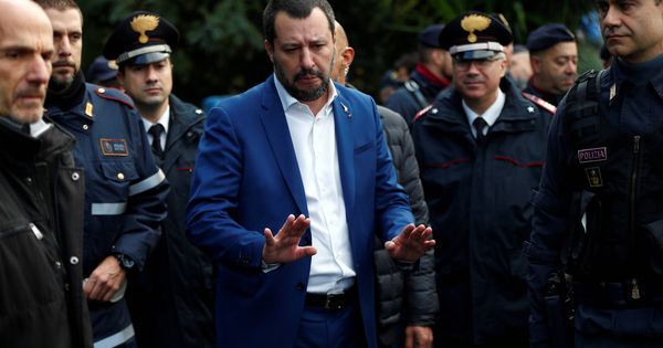 Foto: El ministro del Interior italiano, Matteo Salvini, tras una redada de la policía en Roma. (Reuters)