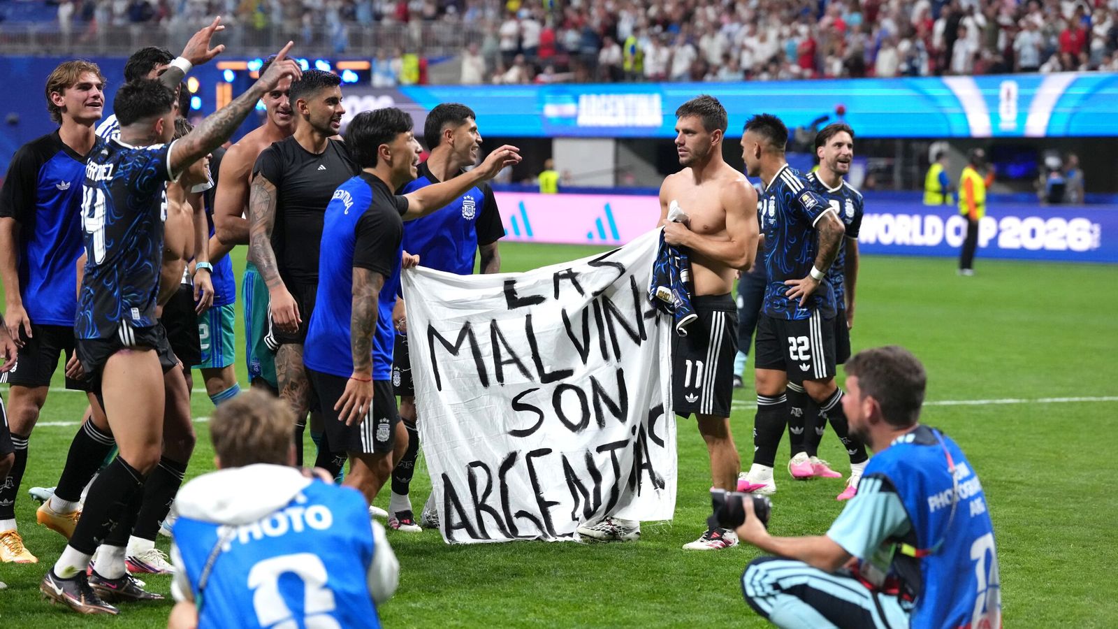 La FIFA investiga a Argentina por enseñar una pancarta de las Malvinas tras eliminar a Inglaterra