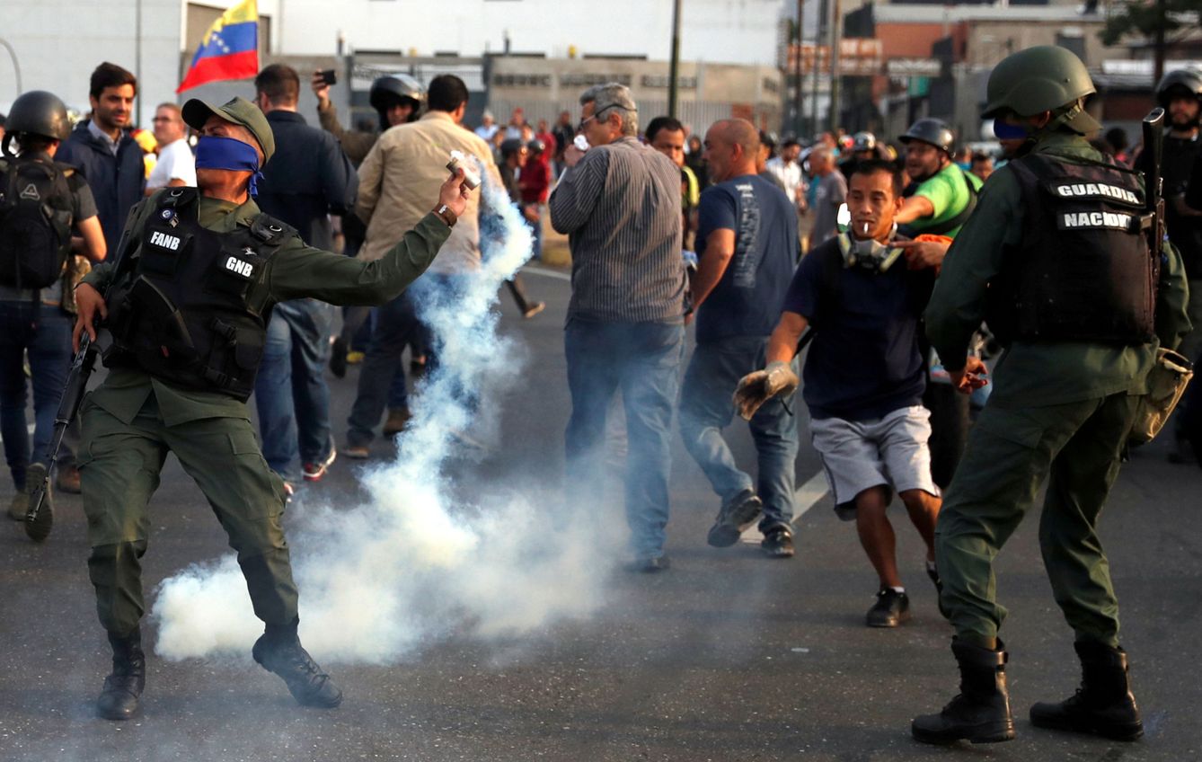 Un militar lanza gases lacrimógenos contra los manifestantes. (Reuters)