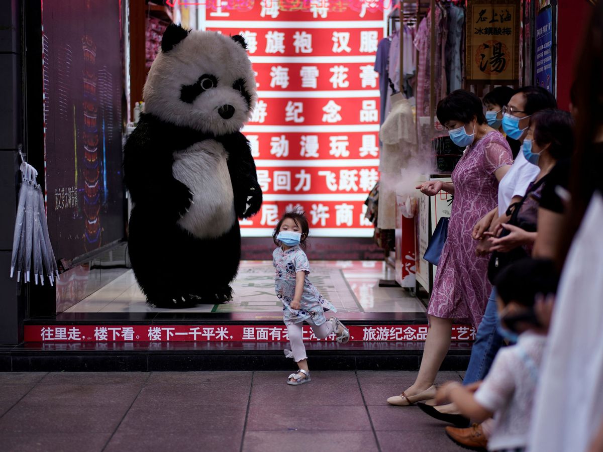 Foto: Una niña baila en Shanghái. (Reuters)