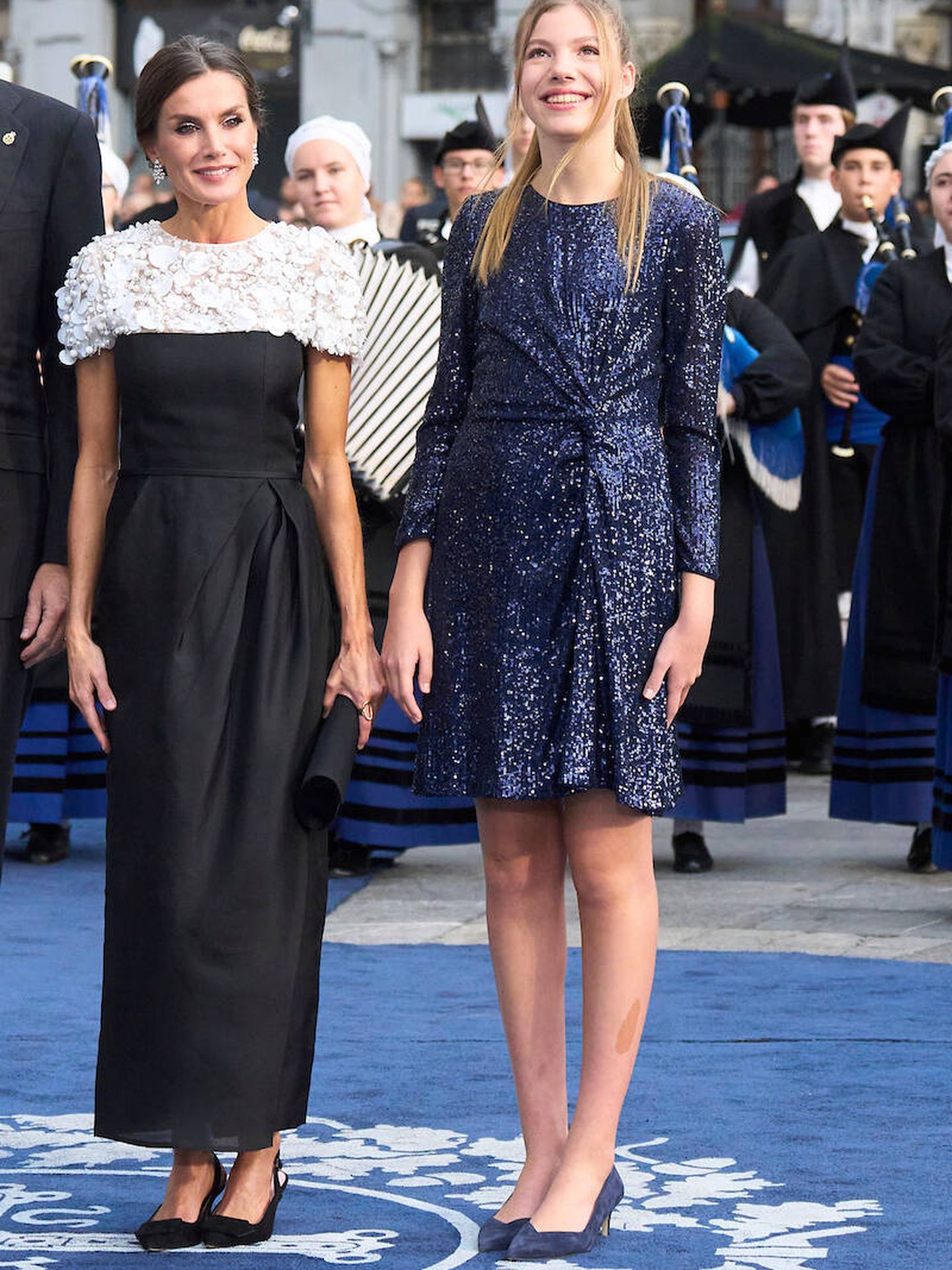 La reina Letizia con vestido en blanco y negro en los Premios Princesa de Asturias. (Limited Pictures)