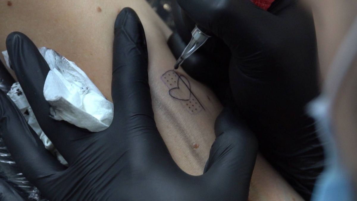 Mil sanitarios se tatuarán el mismo símbolo para representar su lucha contra el virus