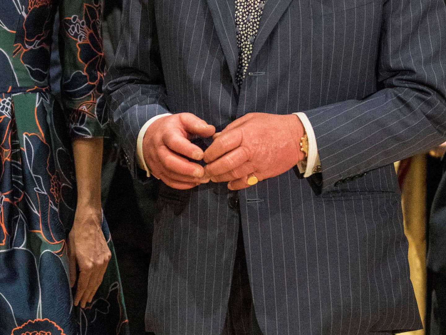 Detalle de las manos del príncipe Carlos durante su visita a la National Gallery. (Reuters)