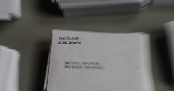 Foto: Papeletas y sobres electorales. (EFE)