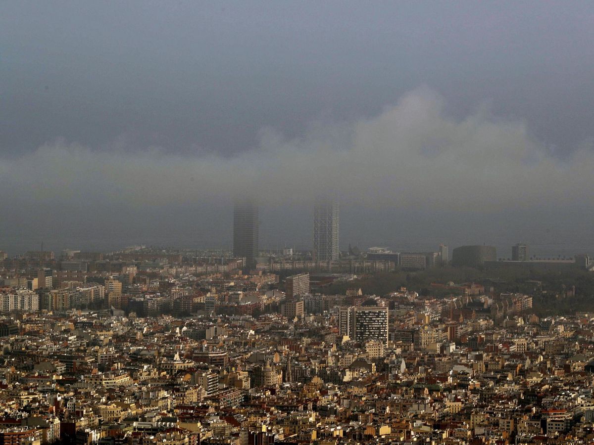 Foto: Episodio de alta contaminación del aire en Barcelona. (EFE)