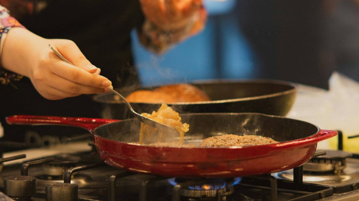 Así se cocina la cebolla caramelizada sin azúcar: el secreto mejor guardado por los cocineros