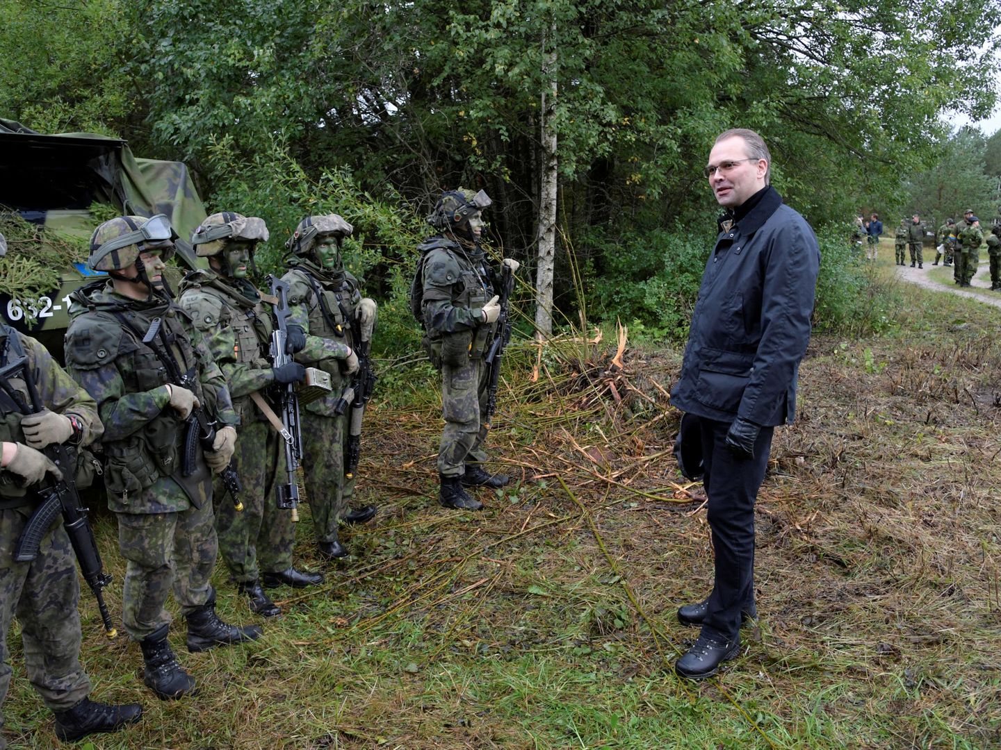 El ministro de defensa de Finlandia, Jussi Niinisto, visita a las tropas finlandesas durante unas maniobras conjuntas con Suecia, en la isla sueca de Gotland, el 19 de septiembre de 2017. (Reuters)