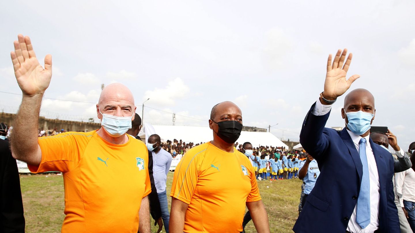 Gianni Infantino, el presidente de la Confederación Africana de Fútbol (Patrice Motsepe) y el exfutbolista Didier Drogba en Costa de Marfil, este mes de mayo. (REUTERS)
