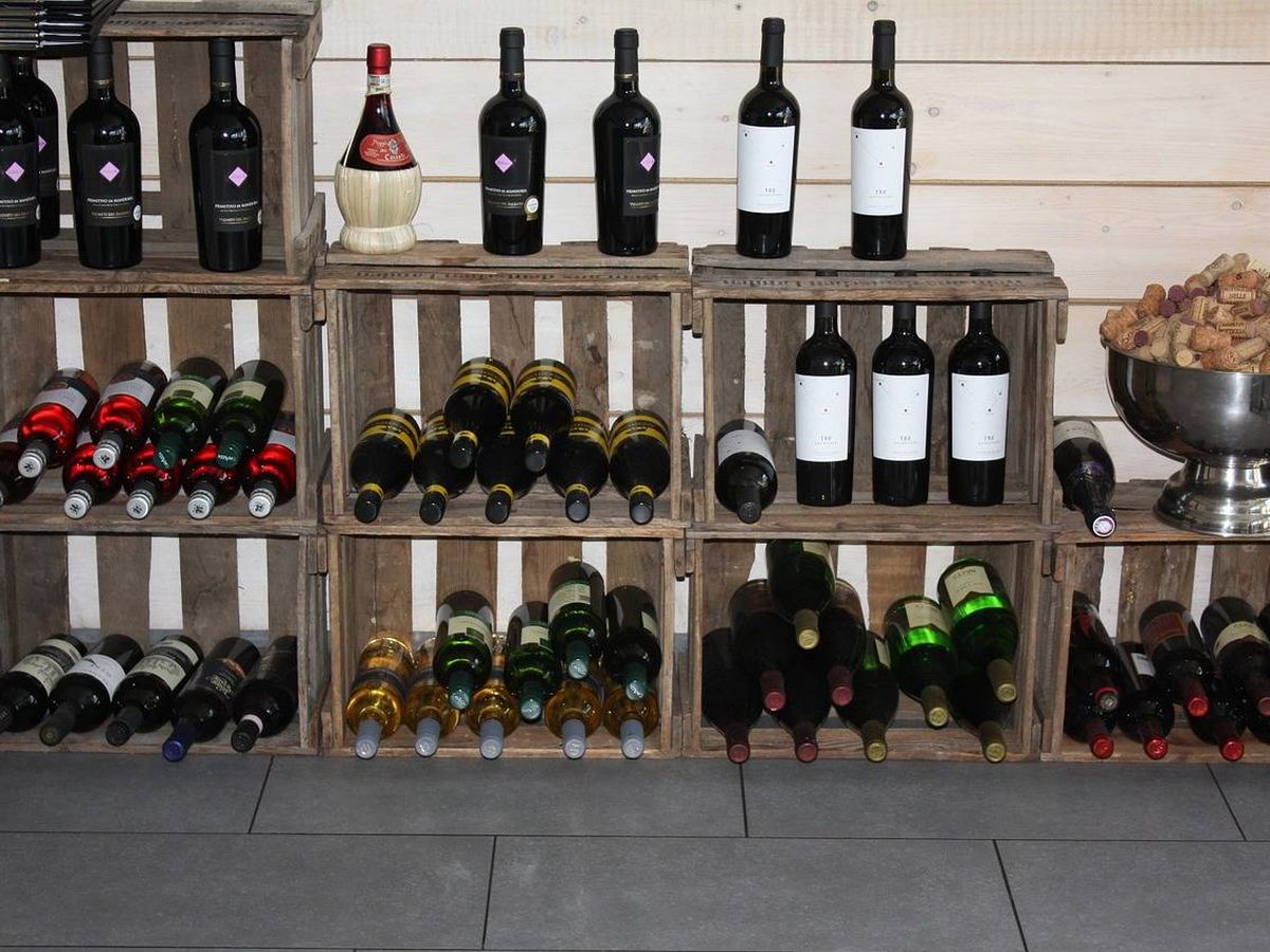 Botelleros para colocar y almacenar las botellas de vino en casa