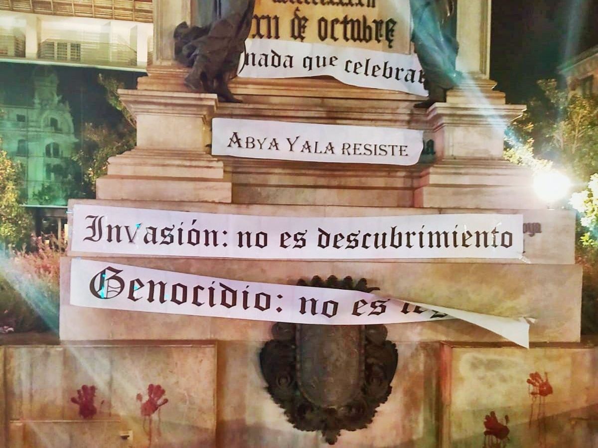 Foto: Pintadas contra el Día de la Hispanidad en la estatua de Isabel la Católica y Colón ubicada en Granada. (EFE)