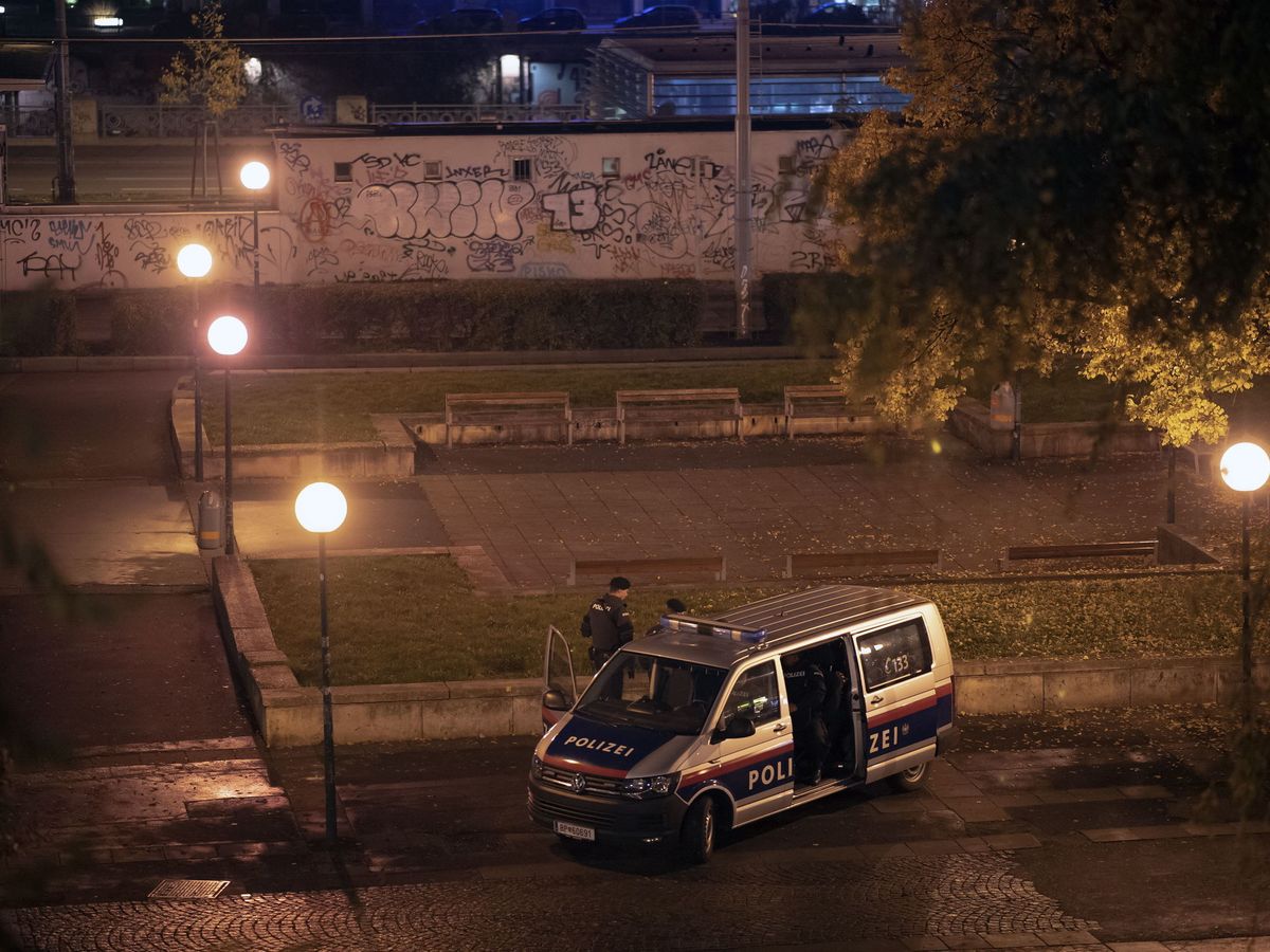 Foto: Agentes de la policía austríaca en el lugar donde se produjo el tiroteo en Viena el pasado día 2. (EFE)