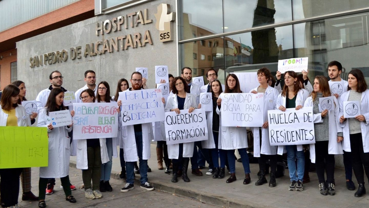 Imagen de archivo de una protesta de médicos internos residentes en Cáceres. (EFE/Eduardo Villanueva)