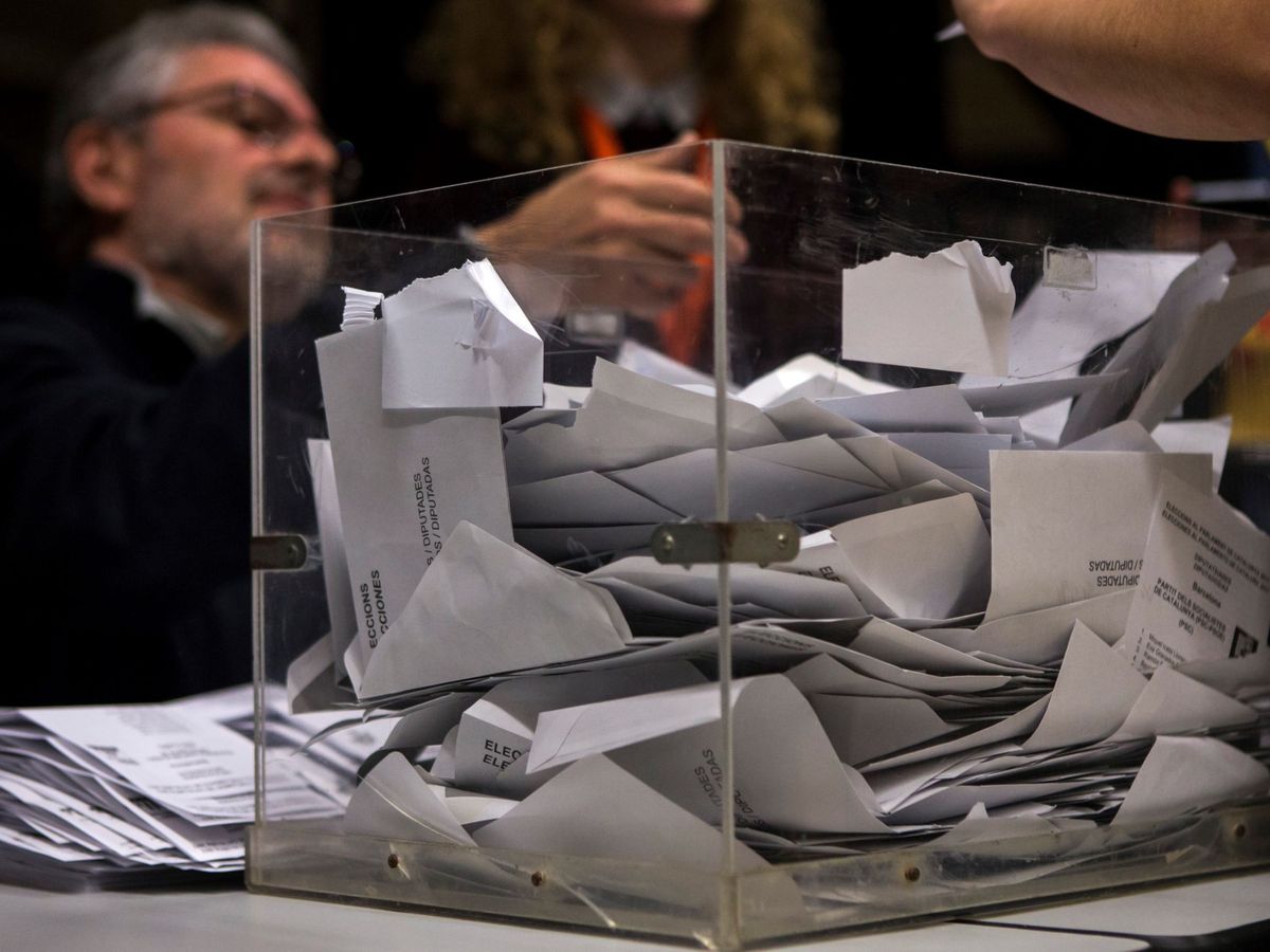Foto: Recuento de votos en las pasadas elecciones de Cataluña (EFE)