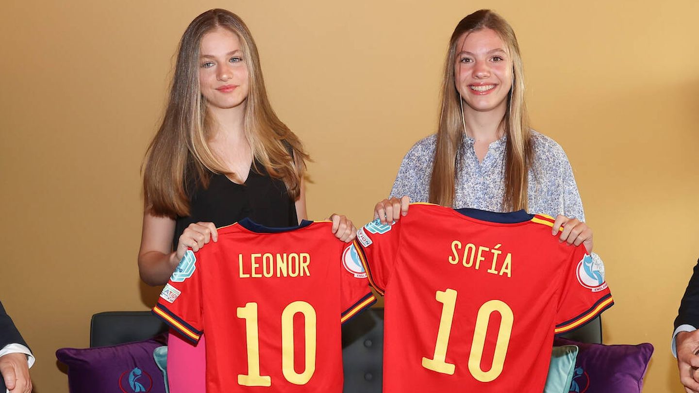 Leonor y Sofía, con las camisetas de la Selección con su nombre. (Casa Real)