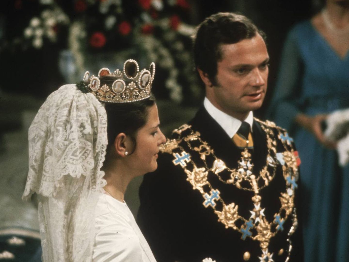 La boda de los reyes de Suecia, cargados de joyas, en 1976. (Getty)