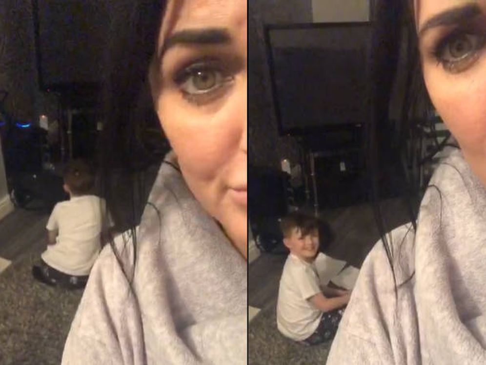 Foto: La madre de Bryce, en el momento de sorprender al menor mientras usaba a Alexa para sus deberes (Foto: Facebook)