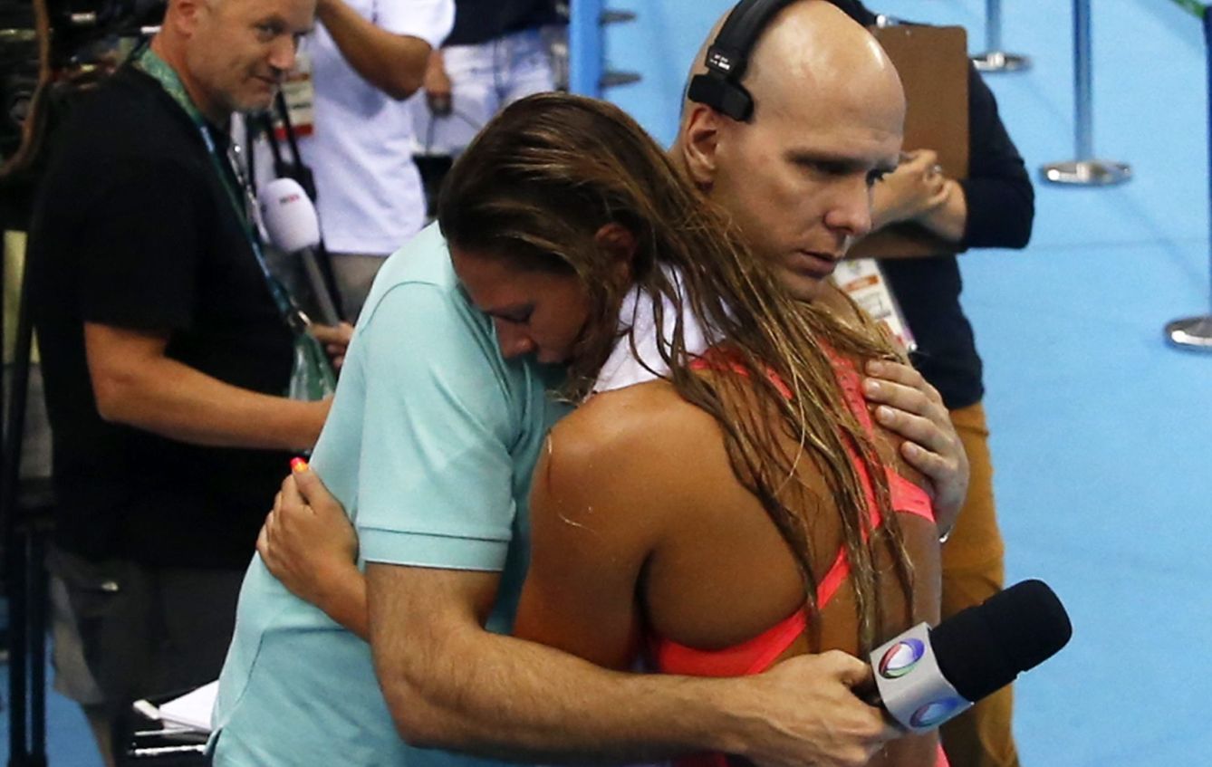 Una deportista se abraza a un periodista en Río (ESTEBAN BIBA/EFE)