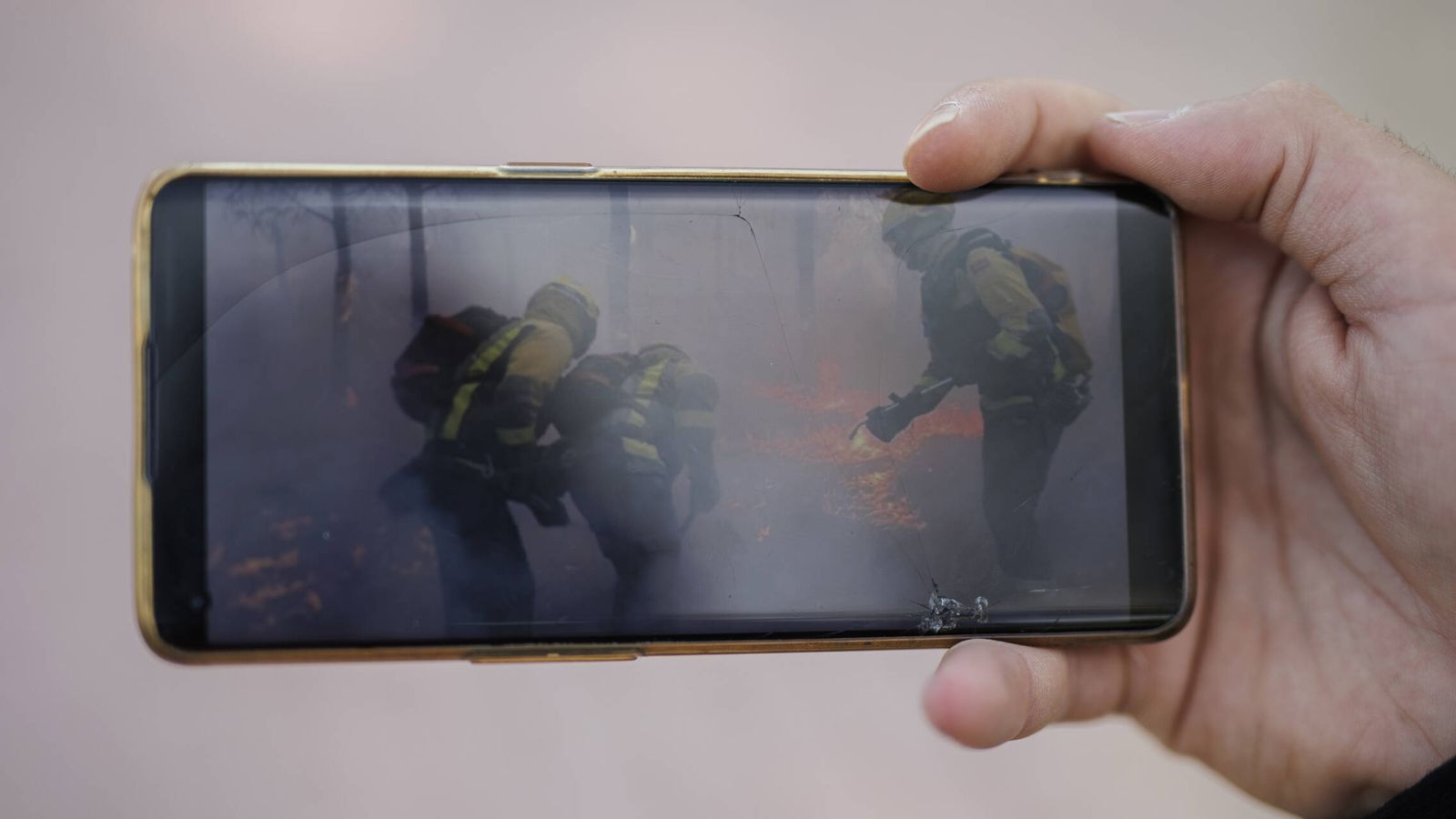 Óscar muestra en su móvil una actuación durante un incendio. (Alejandro Martínez Vélez)