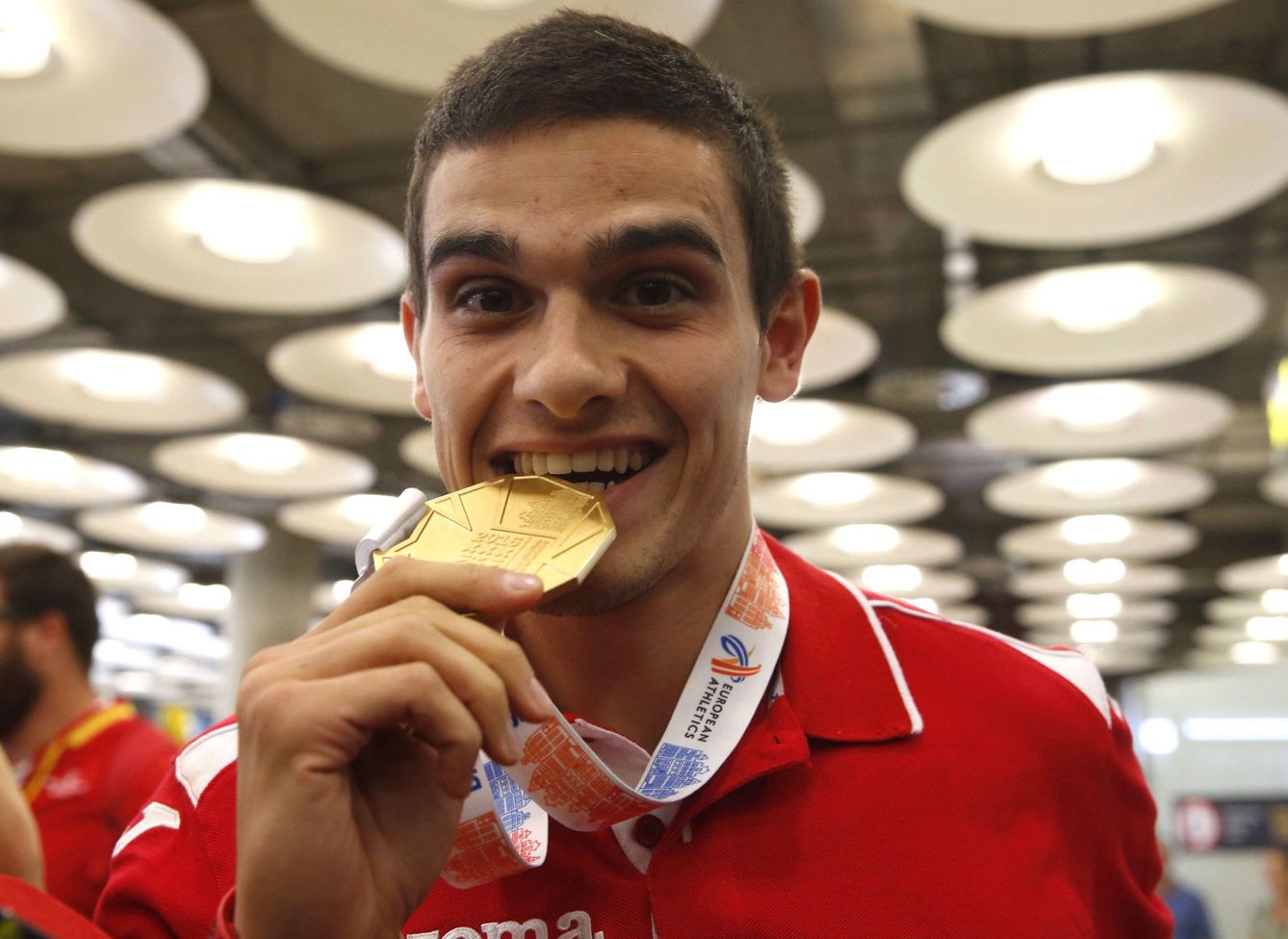 Bruno Hortelano, con la medalla de oro conseguida en la final de 200 en Amsterdam (Kiko Huesca/EFE)