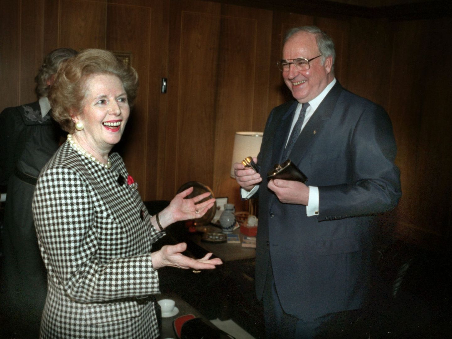 Thatcher junto con Helmut Kohl, canciller alemán. (EFE)