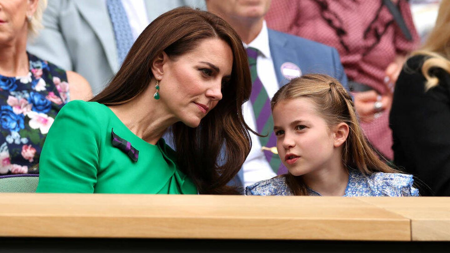 Charlotte, conversando con su madre en Wimbledon. (Getty)
