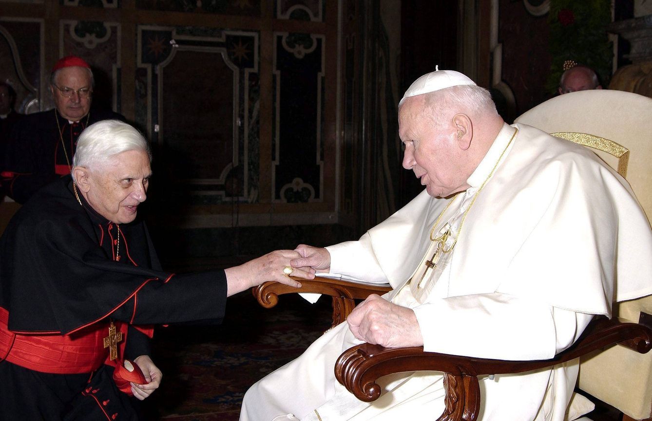Joseph Ratzinger junto a su predecesor, Juan Pablo II. (EFE/Osservatore Romano/Handout)
