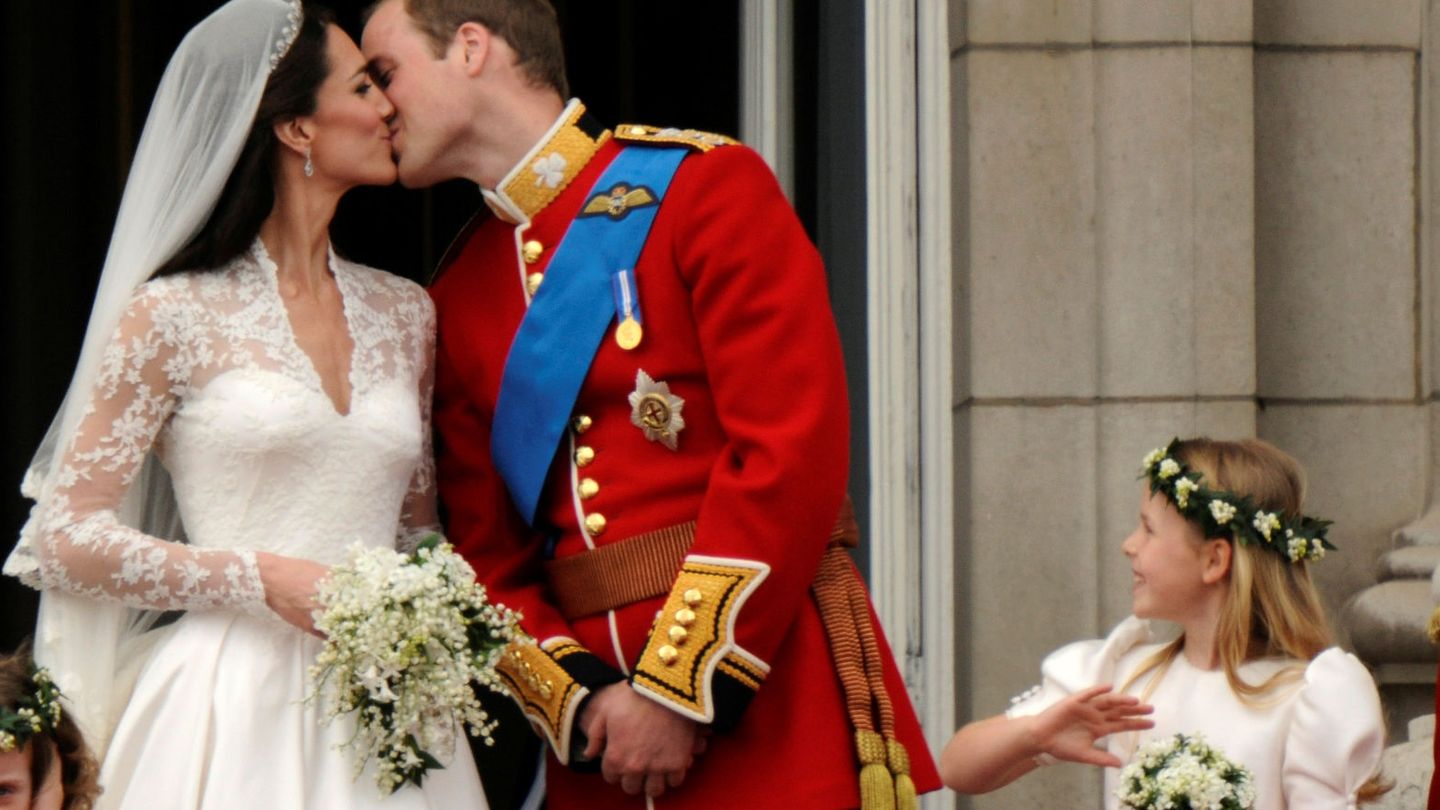 Margarita Armstrong-Jones, durante el primer beso de los duques de Cambridge como recién casados. (Reuters)