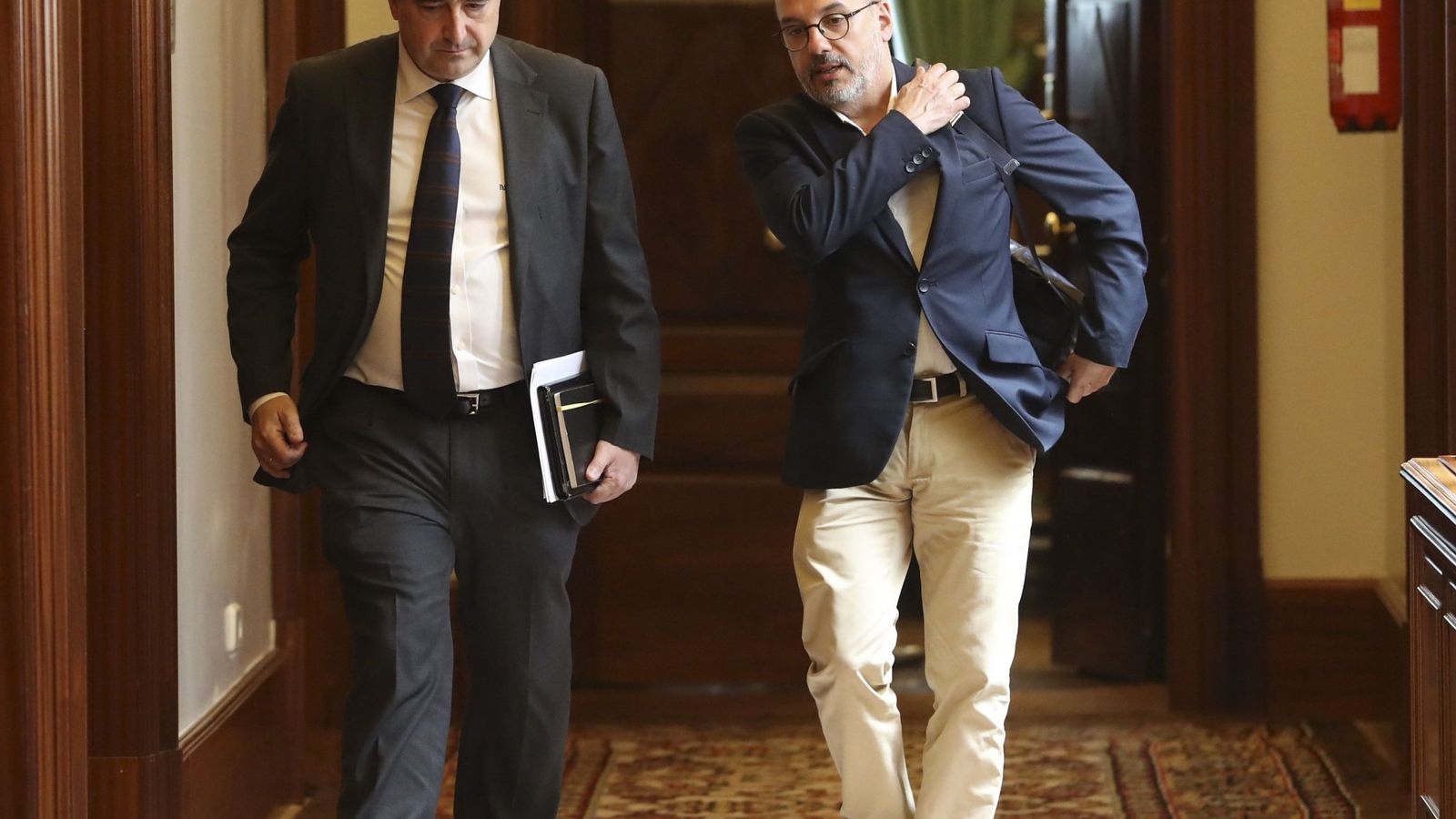Foto: Los diputados de PNV Aitor Esteban (i) y de PdeCAT Carles Campuzano, en los pasillos del Congreso de los Diputados. (EFE)