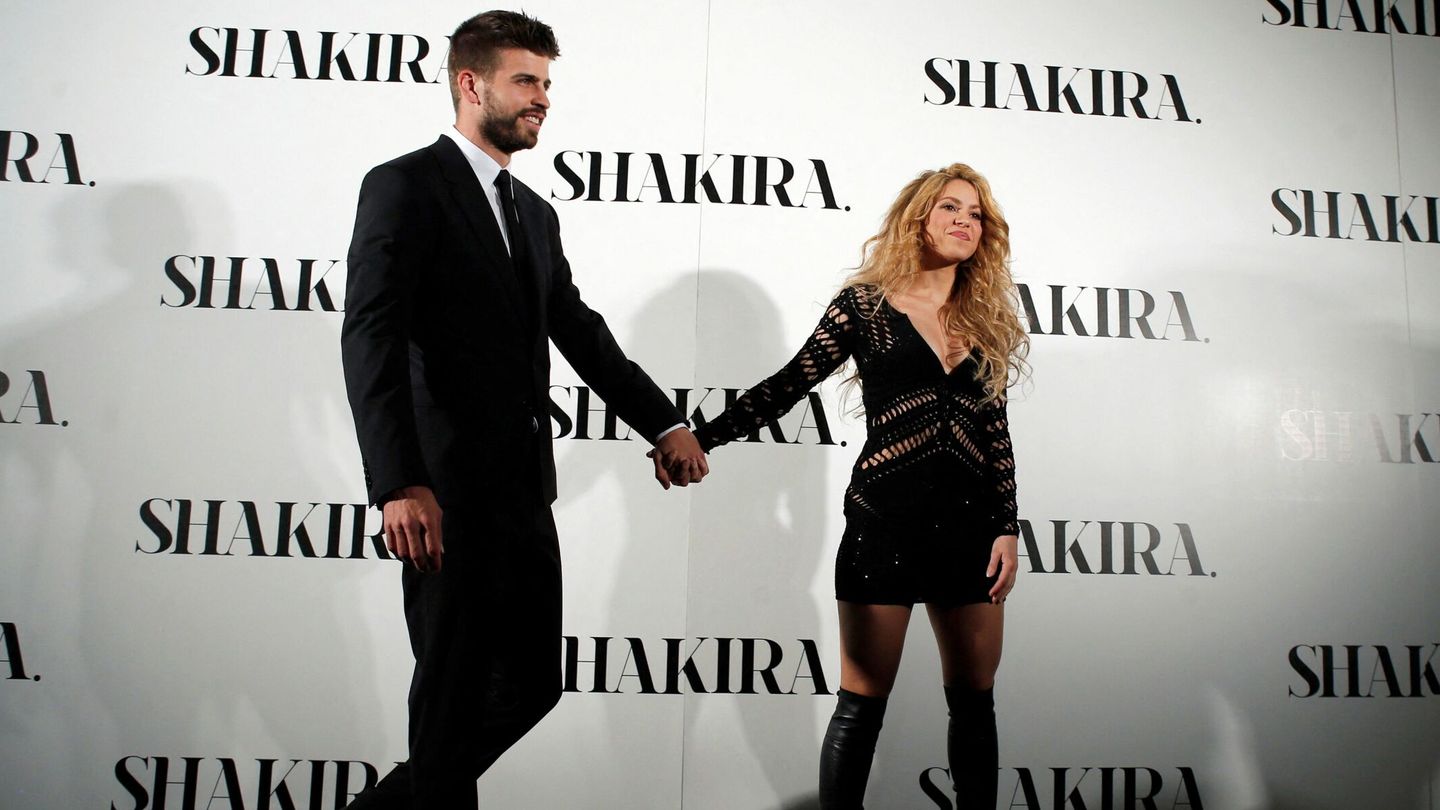 La cantante y el futbolista, en la presentación del disco 'Shakira' en Barcelona. (Reuters/Albert Gea)