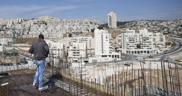 Foto: Un obrero en un edificio en construcción en el asentamiento de Har Homa, en Cisjordania. (Reuters)