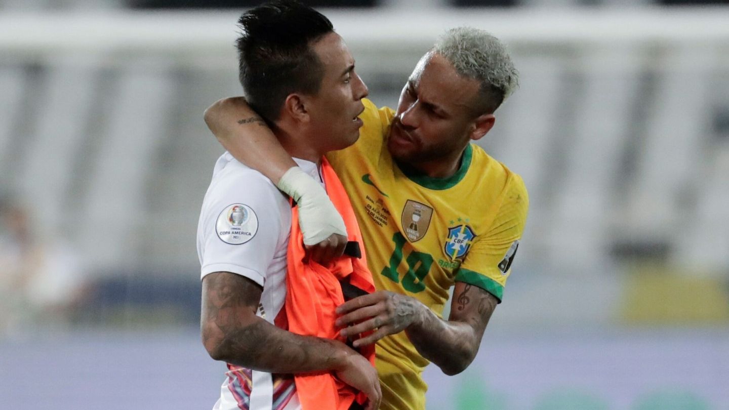 Neymar saluda a Christian Cueva (de Perú) tras las semifinales. (EFE)